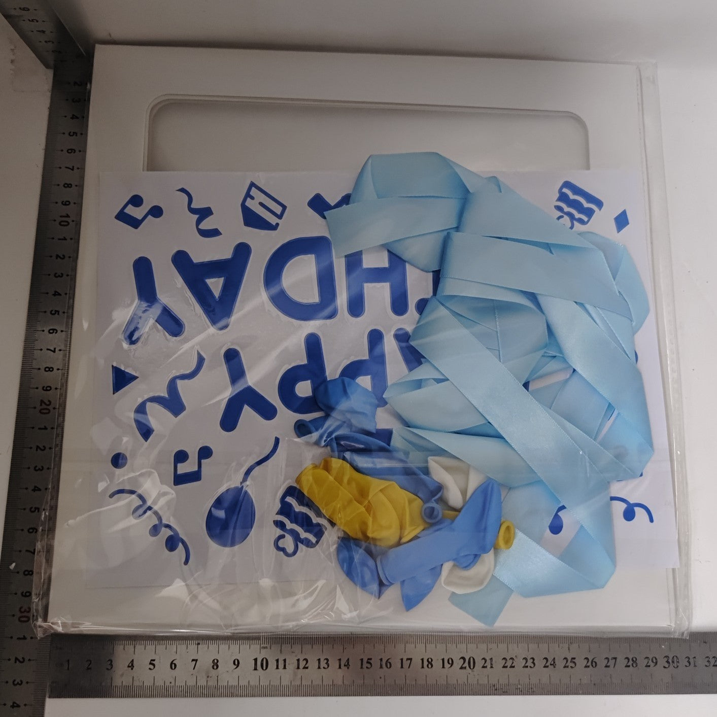 Cutie pentru Baloane, ANGELBEAR, Tematica Aniversare, Model Scris Happy Birthday, Baloane Albastre, Albe, Galbene si Panglica Incluse, Contur Alb, Transparenta, 30x30 cm